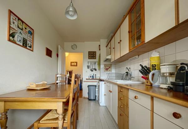 Appartement T3 traversant avec balcon, vue dégagée, garage et cave, commerces, écoles, C9.