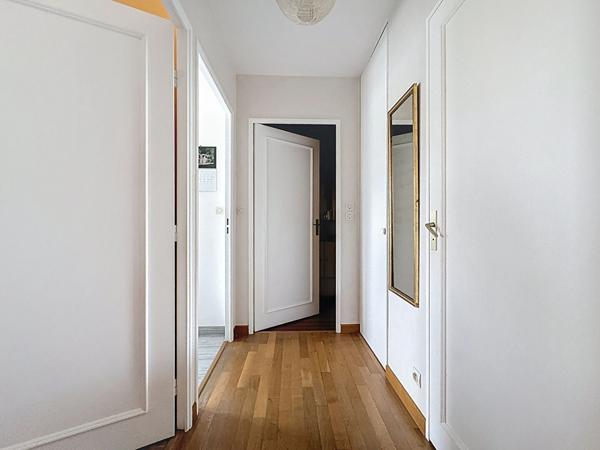 Appartement T3 traversant avec balcon, vue dégagée, garage et cave, commerces, écoles, C9.