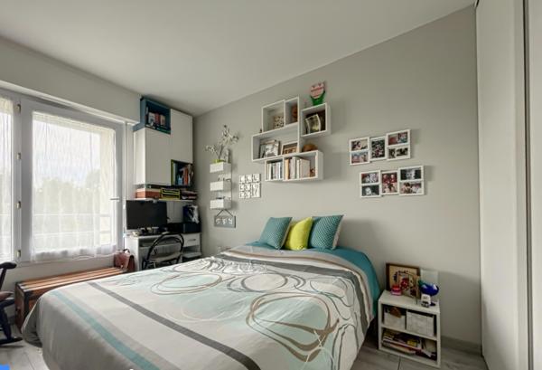 Appartement T3 traversant avec balcon, vue dégagée, garage et cave, commerces, écoles, C9.