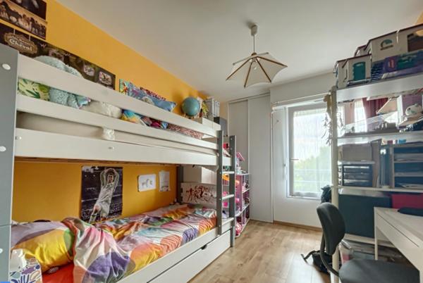 Appartement T3 traversant avec balcon, vue dégagée, garage et cave, commerces, écoles, C9.