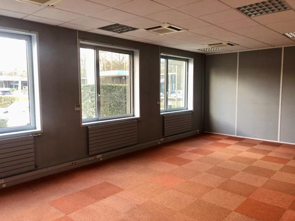 Bureaux à louer à Tremblay-en-France divisibles dès 340 m² accès RER B