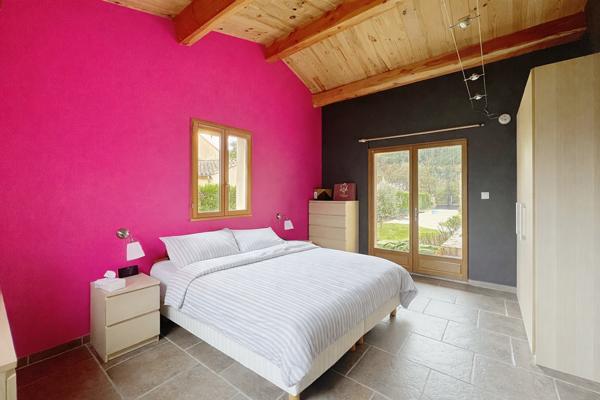 Sud Ardèche / Les Vans : Villa contemporaine avec piscine et dépendance - accès privé à la rivière.