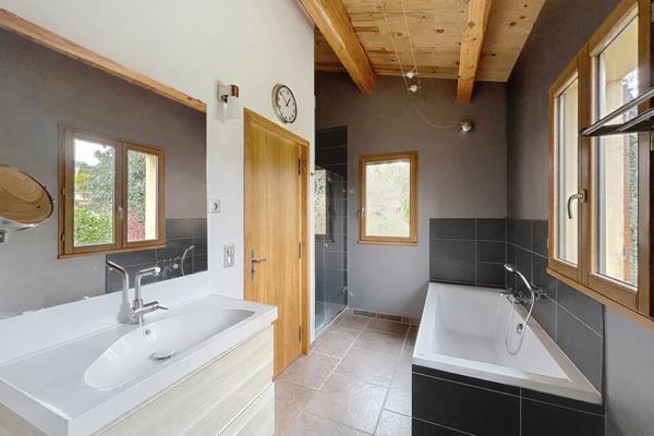 Sud Ardèche / Les Vans : Villa contemporaine avec piscine et dépendance - accès privé à la rivière.