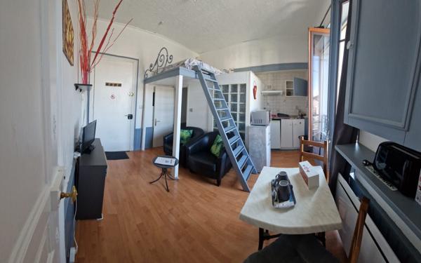 Studio à Aix-les-Bains avec vue sur montagne.