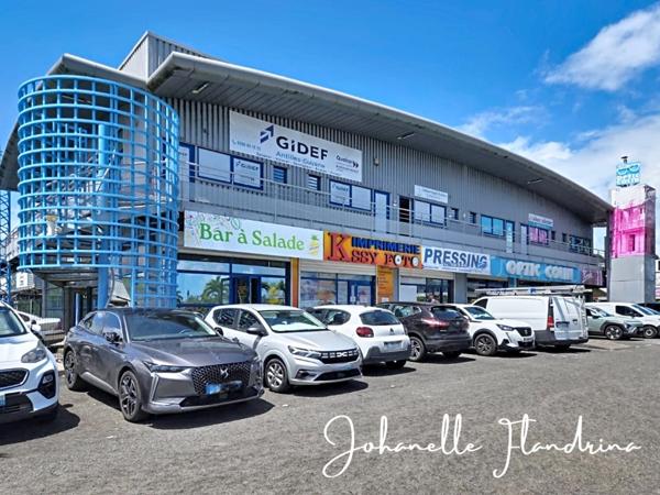 Local à louer, 1er étage avec ascenseur, 82 m², Immeuble Omale, Colin Petit-Bourg
