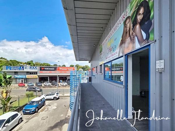 Local à louer, 1er étage avec ascenseur, 82 m², Immeuble Omale, Colin Petit-Bourg