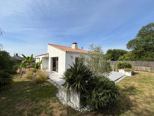 Maison avec une belle architecture sur vaste terrain clos et beaux volumes à Challans
