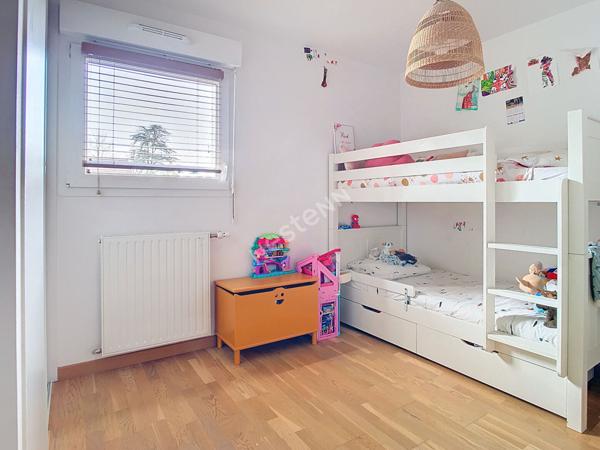 Appartement 4 pièces de 90 m² situé sur Annecy-Le-Vieux, avec une spacieuse terrasse, un jardin, un garage et une cave