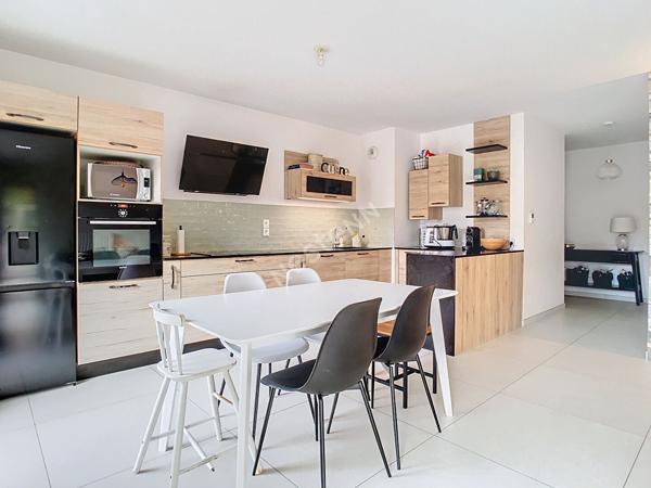 Appartement 4 pièces de 90 m² situé sur Annecy-Le-Vieux, avec une spacieuse terrasse, un jardin, un garage et une cave