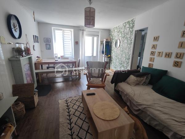 35460  - MAEN ROCH Nadège Garavaglia BSK Immobilier vous propose cette maison aux volumes généreux et fort potentiel d'évolution au cœur du bourg.

Au rez-de-chaussée : L'entrée s'ouvre sur un séjour chaleureux, idéal pour vos moments de partage. Vous trouverez également une cuisine indépendante, une salle de bain avec WC, ainsi qu'une arrière-cuisine.

Au premier étage : Un grand palier lumineux, parfait pour y installer un espace bureau ou un coin lecture, dessert l'espace nuit. Celui-ci se compose de trois belles chambres, dont une suite parentale privative avec sa propre salle d'eau (douche) et WC.

Au deuxième étage : Les combles aménagés révèlent une quatrième très grande chambre.

À l’extérieur, la maison dispose d'un espace terrasse bien exposé, idéal pour vos déjeuners d'été sans les contraintes d'un grand entretien.

De plus non attenant à la propriété, un terrain constructible de 198 m² (non viabilisé)

Menuiseries : Fenêtres en double vitrage 

Chauffage : Électrique.

Assainissement : Tout-à-l'égout.

Toiture : Une partie de la couverture a été entièrement refaite à neuf en 2025, vous garantissant une vraie sérénité pour les années à venir.