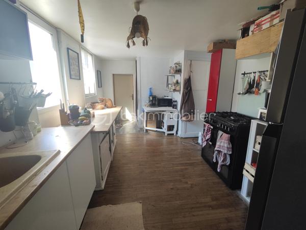 35460  - MAEN ROCH Nadège Garavaglia BSK Immobilier vous propose cette maison aux volumes généreux et fort potentiel d'évolution au cœur du bourg.

Au rez-de-chaussée : L'entrée s'ouvre sur un séjour chaleureux, idéal pour vos moments de partage. Vous trouverez également une cuisine indépendante, une salle de bain avec WC, ainsi qu'une arrière-cuisine.

Au premier étage : Un grand palier lumineux, parfait pour y installer un espace bureau ou un coin lecture, dessert l'espace nuit. Celui-ci se compose de trois belles chambres, dont une suite parentale privative avec sa propre salle d'eau (douche) et WC.

Au deuxième étage : Les combles aménagés révèlent une quatrième très grande chambre.

À l’extérieur, la maison dispose d'un espace terrasse bien exposé, idéal pour vos déjeuners d'été sans les contraintes d'un grand entretien.

De plus non attenant à la propriété, un terrain constructible de 198 m² (non viabilisé)

Menuiseries : Fenêtres en double vitrage 

Chauffage : Électrique.

Assainissement : Tout-à-l'égout.

Toiture : Une partie de la couverture a été entièrement refaite à neuf en 2025, vous garantissant une vraie sérénité pour les années à venir.