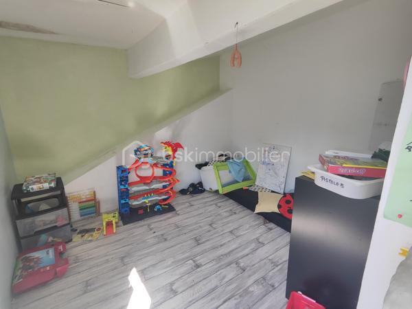 35460  - MAEN ROCH Nadège Garavaglia BSK Immobilier vous propose cette maison aux volumes généreux et fort potentiel d'évolution au cœur du bourg.

Au rez-de-chaussée : L'entrée s'ouvre sur un séjour chaleureux, idéal pour vos moments de partage. Vous trouverez également une cuisine indépendante, une salle de bain avec WC, ainsi qu'une arrière-cuisine.

Au premier étage : Un grand palier lumineux, parfait pour y installer un espace bureau ou un coin lecture, dessert l'espace nuit. Celui-ci se compose de trois belles chambres, dont une suite parentale privative avec sa propre salle d'eau (douche) et WC.

Au deuxième étage : Les combles aménagés révèlent une quatrième très grande chambre.

À l’extérieur, la maison dispose d'un espace terrasse bien exposé, idéal pour vos déjeuners d'été sans les contraintes d'un grand entretien.

De plus non attenant à la propriété, un terrain constructible de 198 m² (non viabilisé)

Menuiseries : Fenêtres en double vitrage 

Chauffage : Électrique.

Assainissement : Tout-à-l'égout.

Toiture : Une partie de la couverture a été entièrement refaite à neuf en 2025, vous garantissant une vraie sérénité pour les années à venir.