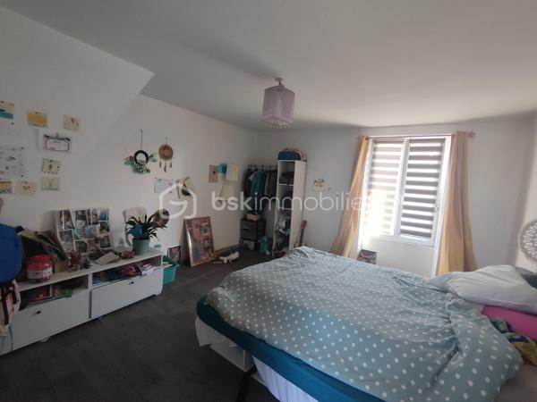 35460  - MAEN ROCH Nadège Garavaglia BSK Immobilier vous propose cette maison aux volumes généreux et fort potentiel d'évolution au cœur du bourg.

Au rez-de-chaussée : L'entrée s'ouvre sur un séjour chaleureux, idéal pour vos moments de partage. Vous trouverez également une cuisine indépendante, une salle de bain avec WC, ainsi qu'une arrière-cuisine.

Au premier étage : Un grand palier lumineux, parfait pour y installer un espace bureau ou un coin lecture, dessert l'espace nuit. Celui-ci se compose de trois belles chambres, dont une suite parentale privative avec sa propre salle d'eau (douche) et WC.

Au deuxième étage : Les combles aménagés révèlent une quatrième très grande chambre.

À l’extérieur, la maison dispose d'un espace terrasse bien exposé, idéal pour vos déjeuners d'été sans les contraintes d'un grand entretien.

De plus non attenant à la propriété, un terrain constructible de 198 m² (non viabilisé)

Menuiseries : Fenêtres en double vitrage 

Chauffage : Électrique.

Assainissement : Tout-à-l'égout.

Toiture : Une partie de la couverture a été entièrement refaite à neuf en 2025, vous garantissant une vraie sérénité pour les années à venir.
