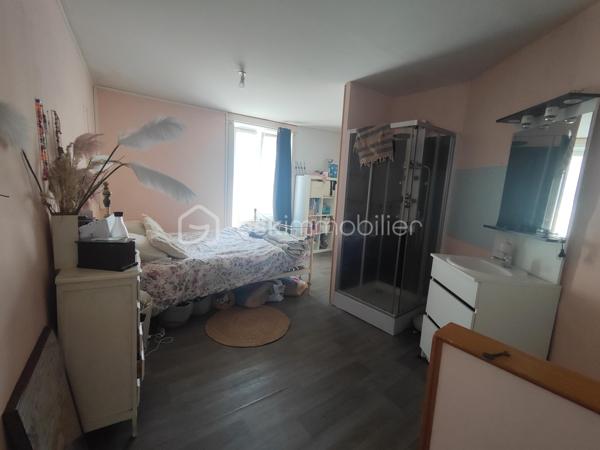 35460  - MAEN ROCH Nadège Garavaglia BSK Immobilier vous propose cette maison aux volumes généreux et fort potentiel d'évolution au cœur du bourg.

Au rez-de-chaussée : L'entrée s'ouvre sur un séjour chaleureux, idéal pour vos moments de partage. Vous trouverez également une cuisine indépendante, une salle de bain avec WC, ainsi qu'une arrière-cuisine.

Au premier étage : Un grand palier lumineux, parfait pour y installer un espace bureau ou un coin lecture, dessert l'espace nuit. Celui-ci se compose de trois belles chambres, dont une suite parentale privative avec sa propre salle d'eau (douche) et WC.

Au deuxième étage : Les combles aménagés révèlent une quatrième très grande chambre.

À l’extérieur, la maison dispose d'un espace terrasse bien exposé, idéal pour vos déjeuners d'été sans les contraintes d'un grand entretien.

De plus non attenant à la propriété, un terrain constructible de 198 m² (non viabilisé)

Menuiseries : Fenêtres en double vitrage 

Chauffage : Électrique.

Assainissement : Tout-à-l'égout.

Toiture : Une partie de la couverture a été entièrement refaite à neuf en 2025, vous garantissant une vraie sérénité pour les années à venir.