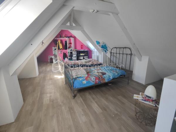 35460  - MAEN ROCH Nadège Garavaglia BSK Immobilier vous propose cette maison aux volumes généreux et fort potentiel d'évolution au cœur du bourg.

Au rez-de-chaussée : L'entrée s'ouvre sur un séjour chaleureux, idéal pour vos moments de partage. Vous trouverez également une cuisine indépendante, une salle de bain avec WC, ainsi qu'une arrière-cuisine.

Au premier étage : Un grand palier lumineux, parfait pour y installer un espace bureau ou un coin lecture, dessert l'espace nuit. Celui-ci se compose de trois belles chambres, dont une suite parentale privative avec sa propre salle d'eau (douche) et WC.

Au deuxième étage : Les combles aménagés révèlent une quatrième très grande chambre.

À l’extérieur, la maison dispose d'un espace terrasse bien exposé, idéal pour vos déjeuners d'été sans les contraintes d'un grand entretien.

De plus non attenant à la propriété, un terrain constructible de 198 m² (non viabilisé)

Menuiseries : Fenêtres en double vitrage 

Chauffage : Électrique.

Assainissement : Tout-à-l'égout.

Toiture : Une partie de la couverture a été entièrement refaite à neuf en 2025, vous garantissant une vraie sérénité pour les années à venir.