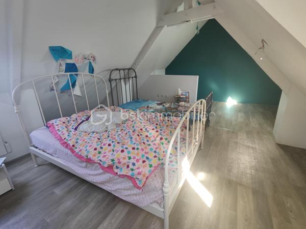 35460  - MAEN ROCH Nadège Garavaglia BSK Immobilier vous propose cette maison aux volumes généreux et fort potentiel d'évolution au cœur du bourg.

Au rez-de-chaussée : L'entrée s'ouvre sur un séjour chaleureux, idéal pour vos moments de partage. Vous trouverez également une cuisine indépendante, une salle de bain avec WC, ainsi qu'une arrière-cuisine.

Au premier étage : Un grand palier lumineux, parfait pour y installer un espace bureau ou un coin lecture, dessert l'espace nuit. Celui-ci se compose de trois belles chambres, dont une suite parentale privative avec sa propre salle d'eau (douche) et WC.

Au deuxième étage : Les combles aménagés révèlent une quatrième très grande chambre.

À l’extérieur, la maison dispose d'un espace terrasse bien exposé, idéal pour vos déjeuners d'été sans les contraintes d'un grand entretien.

De plus non attenant à la propriété, un terrain constructible de 198 m² (non viabilisé)

Menuiseries : Fenêtres en double vitrage 

Chauffage : Électrique.

Assainissement : Tout-à-l'égout.

Toiture : Une partie de la couverture a été entièrement refaite à neuf en 2025, vous garantissant une vraie sérénité pour les années à venir.