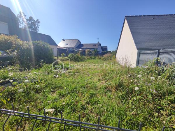 35460  - MAEN ROCH Nadège Garavaglia BSK Immobilier vous propose cette maison aux volumes généreux et fort potentiel d'évolution au cœur du bourg.

Au rez-de-chaussée : L'entrée s'ouvre sur un séjour chaleureux, idéal pour vos moments de partage. Vous trouverez également une cuisine indépendante, une salle de bain avec WC, ainsi qu'une arrière-cuisine.

Au premier étage : Un grand palier lumineux, parfait pour y installer un espace bureau ou un coin lecture, dessert l'espace nuit. Celui-ci se compose de trois belles chambres, dont une suite parentale privative avec sa propre salle d'eau (douche) et WC.

Au deuxième étage : Les combles aménagés révèlent une quatrième très grande chambre.

À l’extérieur, la maison dispose d'un espace terrasse bien exposé, idéal pour vos déjeuners d'été sans les contraintes d'un grand entretien.

De plus non attenant à la propriété, un terrain constructible de 198 m² (non viabilisé)

Menuiseries : Fenêtres en double vitrage 

Chauffage : Électrique.

Assainissement : Tout-à-l'égout.

Toiture : Une partie de la couverture a été entièrement refaite à neuf en 2025, vous garantissant une vraie sérénité pour les années à venir.