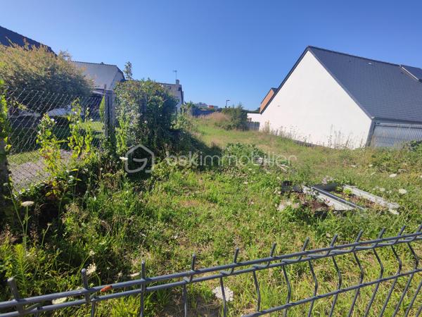 35460  - MAEN ROCH Nadège Garavaglia BSK Immobilier vous propose cette maison aux volumes généreux et fort potentiel d'évolution au cœur du bourg.

Au rez-de-chaussée : L'entrée s'ouvre sur un séjour chaleureux, idéal pour vos moments de partage. Vous trouverez également une cuisine indépendante, une salle de bain avec WC, ainsi qu'une arrière-cuisine.

Au premier étage : Un grand palier lumineux, parfait pour y installer un espace bureau ou un coin lecture, dessert l'espace nuit. Celui-ci se compose de trois belles chambres, dont une suite parentale privative avec sa propre salle d'eau (douche) et WC.

Au deuxième étage : Les combles aménagés révèlent une quatrième très grande chambre.

À l’extérieur, la maison dispose d'un espace terrasse bien exposé, idéal pour vos déjeuners d'été sans les contraintes d'un grand entretien.

De plus non attenant à la propriété, un terrain constructible de 198 m² (non viabilisé)

Menuiseries : Fenêtres en double vitrage 

Chauffage : Électrique.

Assainissement : Tout-à-l'égout.

Toiture : Une partie de la couverture a été entièrement refaite à neuf en 2025, vous garantissant une vraie sérénité pour les années à venir.