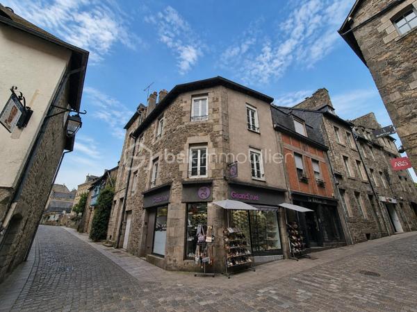 Au cœur de la cité médiévale de Dinan, sur la rue la plus commerçante et la plus prisée de la ville, découvrez cet ensemble immobilier de caractère réunissant un local commercial et un duplex à rénover. Une opportunité rare d'investir dans un emplacement premium, offrant à la fois des revenus locatifs immédiats et un important potentiel de valorisation.
Le rez-de-chaussée accueille un local commercial d'environ 36 m², bénéficiant d'une excellente visibilité grâce à son implantation sur l'artère commerçante la plus dynamique de Dinan. Actuellement loué dans le cadre d'un bail commercial de 9 ans, il génère un revenu annuel de 9 600 € HT. Le bail prévoit une révision triennale du loyer, permettant une évolution des revenus dans un secteur où la demande commerciale reste particulièrement forte.
À l'étage, un duplex de 74,07 m² entièrement à rénover révèle tout le charme de l'ancien avec ses volumes généreux, ses poutres apparentes et son authenticité. Ce bien offre de nombreuses possibilités d'aménagement pour créer un appartement de standing au cœur d'un environnement historique recherché.
Grâce à son emplacement exceptionnel dans une ville touristique de premier plan, ce logement présente également un fort potentiel de location saisonnière de type Airbnb (sous réserve des autorisations et de la réglementation en vigueur), permettant d'envisager une excellente rentabilité après rénovation.
Les atouts de ce bien
📍 Emplacement : situé sur la rue la plus commerçante de Dinan, avec un flux piéton important toute l'année.
🏢 Local commercial : bail 9 ans en cours, revenus locatifs immédiats et révision du loyer tous les trois ans.
🏡 Duplex : 74,07 m² à rénover, offrant un fort potentiel de valorisation et de belles possibilités d'aménagement.
📈 Investissement : combinaison idéale entre rendement locatif sécurisé et création de valeur patrimoniale.
🌟 Potentiel touristique : possibilité de développer une activité de location saisonnière dans l'un des secteurs les plus recherchés de Dinan (sous réserve de la réglementation en vigueur).
💼 Profil acquéreur : idéal pour un investisseur, un marchand de biens ou toute personne souhaitant constituer un patrimoine immobilier de qualité.
Une opportunité rare sur le marché dinannais, alliant emplacement d'exception, revenus immédiats et fort potentiel de développement.
Contactez-moi dès aujourd'hui pour organiser une visite.
PRIX: 334 000€ FAI