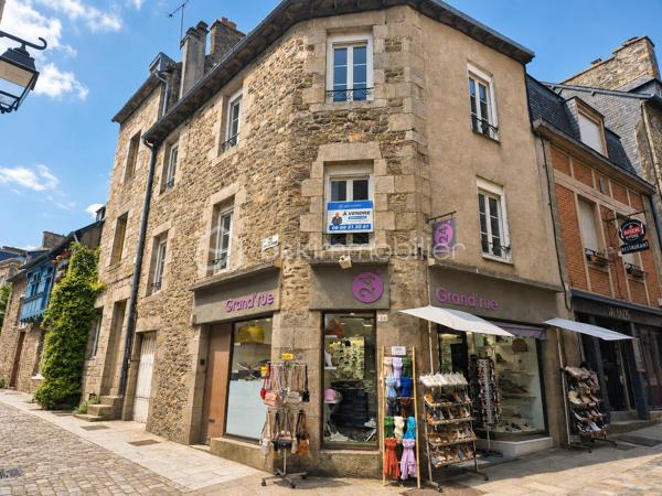 Au cœur de la cité médiévale de Dinan, sur la rue la plus commerçante et la plus prisée de la ville, découvrez cet ensemble immobilier de caractère réunissant un local commercial et un duplex à rénover. Une opportunité rare d'investir dans un emplacement premium, offrant à la fois des revenus locatifs immédiats et un important potentiel de valorisation.
Le rez-de-chaussée accueille un local commercial d'environ 36 m², bénéficiant d'une excellente visibilité grâce à son implantation sur l'artère commerçante la plus dynamique de Dinan. Actuellement loué dans le cadre d'un bail commercial de 9 ans, il génère un revenu annuel de 9 600 € HT. Le bail prévoit une révision triennale du loyer, permettant une évolution des revenus dans un secteur où la demande commerciale reste particulièrement forte.
À l'étage, un duplex de 74,07 m² entièrement à rénover révèle tout le charme de l'ancien avec ses volumes généreux, ses poutres apparentes et son authenticité. Ce bien offre de nombreuses possibilités d'aménagement pour créer un appartement de standing au cœur d'un environnement historique recherché.
Grâce à son emplacement exceptionnel dans une ville touristique de premier plan, ce logement présente également un fort potentiel de location saisonnière de type Airbnb (sous réserve des autorisations et de la réglementation en vigueur), permettant d'envisager une excellente rentabilité après rénovation.
Les atouts de ce bien
📍 Emplacement : situé sur la rue la plus commerçante de Dinan, avec un flux piéton important toute l'année.
🏢 Local commercial : bail 9 ans en cours, revenus locatifs immédiats et révision du loyer tous les trois ans.
🏡 Duplex : 74,07 m² à rénover, offrant un fort potentiel de valorisation et de belles possibilités d'aménagement.
📈 Investissement : combinaison idéale entre rendement locatif sécurisé et création de valeur patrimoniale.
🌟 Potentiel touristique : possibilité de développer une activité de location saisonnière dans l'un des secteurs les plus recherchés de Dinan (sous réserve de la réglementation en vigueur).
💼 Profil acquéreur : idéal pour un investisseur, un marchand de biens ou toute personne souhaitant constituer un patrimoine immobilier de qualité.
Une opportunité rare sur le marché dinannais, alliant emplacement d'exception, revenus immédiats et fort potentiel de développement.
Contactez-moi dès aujourd'hui pour organiser une visite.
PRIX: 334 000€ FAI