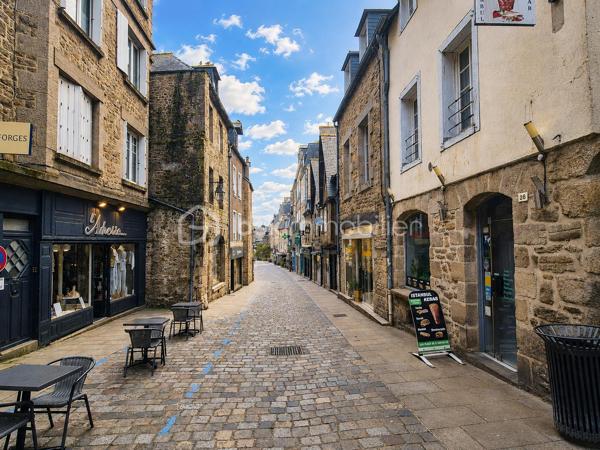Au cœur de la cité médiévale de Dinan, sur la rue la plus commerçante et la plus prisée de la ville, découvrez cet ensemble immobilier de caractère réunissant un local commercial et un duplex à rénover. Une opportunité rare d'investir dans un emplacement premium, offrant à la fois des revenus locatifs immédiats et un important potentiel de valorisation.
Le rez-de-chaussée accueille un local commercial d'environ 36 m², bénéficiant d'une excellente visibilité grâce à son implantation sur l'artère commerçante la plus dynamique de Dinan. Actuellement loué dans le cadre d'un bail commercial de 9 ans, il génère un revenu annuel de 9 600 € HT. Le bail prévoit une révision triennale du loyer, permettant une évolution des revenus dans un secteur où la demande commerciale reste particulièrement forte.
À l'étage, un duplex de 74,07 m² entièrement à rénover révèle tout le charme de l'ancien avec ses volumes généreux, ses poutres apparentes et son authenticité. Ce bien offre de nombreuses possibilités d'aménagement pour créer un appartement de standing au cœur d'un environnement historique recherché.
Grâce à son emplacement exceptionnel dans une ville touristique de premier plan, ce logement présente également un fort potentiel de location saisonnière de type Airbnb (sous réserve des autorisations et de la réglementation en vigueur), permettant d'envisager une excellente rentabilité après rénovation.
Les atouts de ce bien
📍 Emplacement : situé sur la rue la plus commerçante de Dinan, avec un flux piéton important toute l'année.
🏢 Local commercial : bail 9 ans en cours, revenus locatifs immédiats et révision du loyer tous les trois ans.
🏡 Duplex : 74,07 m² à rénover, offrant un fort potentiel de valorisation et de belles possibilités d'aménagement.
📈 Investissement : combinaison idéale entre rendement locatif sécurisé et création de valeur patrimoniale.
🌟 Potentiel touristique : possibilité de développer une activité de location saisonnière dans l'un des secteurs les plus recherchés de Dinan (sous réserve de la réglementation en vigueur).
💼 Profil acquéreur : idéal pour un investisseur, un marchand de biens ou toute personne souhaitant constituer un patrimoine immobilier de qualité.
Une opportunité rare sur le marché dinannais, alliant emplacement d'exception, revenus immédiats et fort potentiel de développement.
Contactez-moi dès aujourd'hui pour organiser une visite.
PRIX: 334 000€ FAI