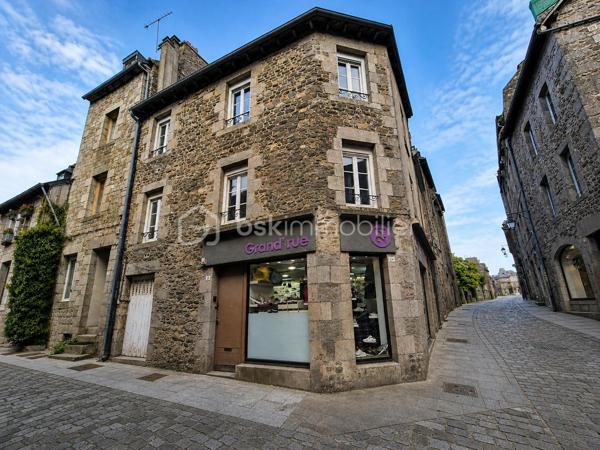 Au cœur de la cité médiévale de Dinan, sur la rue la plus commerçante et la plus prisée de la ville, découvrez cet ensemble immobilier de caractère réunissant un local commercial et un duplex à rénover. Une opportunité rare d'investir dans un emplacement premium, offrant à la fois des revenus locatifs immédiats et un important potentiel de valorisation.
Le rez-de-chaussée accueille un local commercial d'environ 36 m², bénéficiant d'une excellente visibilité grâce à son implantation sur l'artère commerçante la plus dynamique de Dinan. Actuellement loué dans le cadre d'un bail commercial de 9 ans, il génère un revenu annuel de 9 600 € HT. Le bail prévoit une révision triennale du loyer, permettant une évolution des revenus dans un secteur où la demande commerciale reste particulièrement forte.
À l'étage, un duplex de 74,07 m² entièrement à rénover révèle tout le charme de l'ancien avec ses volumes généreux, ses poutres apparentes et son authenticité. Ce bien offre de nombreuses possibilités d'aménagement pour créer un appartement de standing au cœur d'un environnement historique recherché.
Grâce à son emplacement exceptionnel dans une ville touristique de premier plan, ce logement présente également un fort potentiel de location saisonnière de type Airbnb (sous réserve des autorisations et de la réglementation en vigueur), permettant d'envisager une excellente rentabilité après rénovation.
Les atouts de ce bien
📍 Emplacement : situé sur la rue la plus commerçante de Dinan, avec un flux piéton important toute l'année.
🏢 Local commercial : bail 9 ans en cours, revenus locatifs immédiats et révision du loyer tous les trois ans.
🏡 Duplex : 74,07 m² à rénover, offrant un fort potentiel de valorisation et de belles possibilités d'aménagement.
📈 Investissement : combinaison idéale entre rendement locatif sécurisé et création de valeur patrimoniale.
🌟 Potentiel touristique : possibilité de développer une activité de location saisonnière dans l'un des secteurs les plus recherchés de Dinan (sous réserve de la réglementation en vigueur).
💼 Profil acquéreur : idéal pour un investisseur, un marchand de biens ou toute personne souhaitant constituer un patrimoine immobilier de qualité.
Une opportunité rare sur le marché dinannais, alliant emplacement d'exception, revenus immédiats et fort potentiel de développement.
Contactez-moi dès aujourd'hui pour organiser une visite.
PRIX: 334 000€ FAI