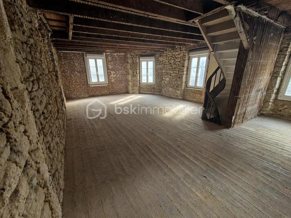 Au cœur de la cité médiévale de Dinan, sur la rue la plus commerçante et la plus prisée de la ville, découvrez cet ensemble immobilier de caractère réunissant un local commercial et un duplex à rénover. Une opportunité rare d'investir dans un emplacement premium, offrant à la fois des revenus locatifs immédiats et un important potentiel de valorisation.
Le rez-de-chaussée accueille un local commercial d'environ 36 m², bénéficiant d'une excellente visibilité grâce à son implantation sur l'artère commerçante la plus dynamique de Dinan. Actuellement loué dans le cadre d'un bail commercial de 9 ans, il génère un revenu annuel de 9 600 € HT. Le bail prévoit une révision triennale du loyer, permettant une évolution des revenus dans un secteur où la demande commerciale reste particulièrement forte.
À l'étage, un duplex de 74,07 m² entièrement à rénover révèle tout le charme de l'ancien avec ses volumes généreux, ses poutres apparentes et son authenticité. Ce bien offre de nombreuses possibilités d'aménagement pour créer un appartement de standing au cœur d'un environnement historique recherché.
Grâce à son emplacement exceptionnel dans une ville touristique de premier plan, ce logement présente également un fort potentiel de location saisonnière de type Airbnb (sous réserve des autorisations et de la réglementation en vigueur), permettant d'envisager une excellente rentabilité après rénovation.
Les atouts de ce bien
📍 Emplacement : situé sur la rue la plus commerçante de Dinan, avec un flux piéton important toute l'année.
🏢 Local commercial : bail 9 ans en cours, revenus locatifs immédiats et révision du loyer tous les trois ans.
🏡 Duplex : 74,07 m² à rénover, offrant un fort potentiel de valorisation et de belles possibilités d'aménagement.
📈 Investissement : combinaison idéale entre rendement locatif sécurisé et création de valeur patrimoniale.
🌟 Potentiel touristique : possibilité de développer une activité de location saisonnière dans l'un des secteurs les plus recherchés de Dinan (sous réserve de la réglementation en vigueur).
💼 Profil acquéreur : idéal pour un investisseur, un marchand de biens ou toute personne souhaitant constituer un patrimoine immobilier de qualité.
Une opportunité rare sur le marché dinannais, alliant emplacement d'exception, revenus immédiats et fort potentiel de développement.
Contactez-moi dès aujourd'hui pour organiser une visite.
PRIX: 334 000€ FAI