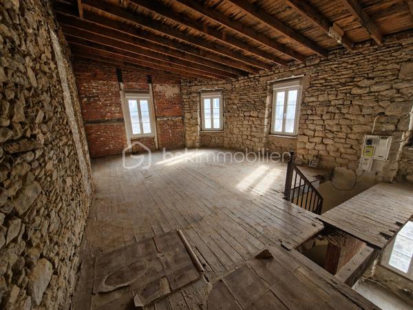 Au cœur de la cité médiévale de Dinan, sur la rue la plus commerçante et la plus prisée de la ville, découvrez cet ensemble immobilier de caractère réunissant un local commercial et un duplex à rénover. Une opportunité rare d'investir dans un emplacement premium, offrant à la fois des revenus locatifs immédiats et un important potentiel de valorisation.
Le rez-de-chaussée accueille un local commercial d'environ 36 m², bénéficiant d'une excellente visibilité grâce à son implantation sur l'artère commerçante la plus dynamique de Dinan. Actuellement loué dans le cadre d'un bail commercial de 9 ans, il génère un revenu annuel de 9 600 € HT. Le bail prévoit une révision triennale du loyer, permettant une évolution des revenus dans un secteur où la demande commerciale reste particulièrement forte.
À l'étage, un duplex de 74,07 m² entièrement à rénover révèle tout le charme de l'ancien avec ses volumes généreux, ses poutres apparentes et son authenticité. Ce bien offre de nombreuses possibilités d'aménagement pour créer un appartement de standing au cœur d'un environnement historique recherché.
Grâce à son emplacement exceptionnel dans une ville touristique de premier plan, ce logement présente également un fort potentiel de location saisonnière de type Airbnb (sous réserve des autorisations et de la réglementation en vigueur), permettant d'envisager une excellente rentabilité après rénovation.
Les atouts de ce bien
📍 Emplacement : situé sur la rue la plus commerçante de Dinan, avec un flux piéton important toute l'année.
🏢 Local commercial : bail 9 ans en cours, revenus locatifs immédiats et révision du loyer tous les trois ans.
🏡 Duplex : 74,07 m² à rénover, offrant un fort potentiel de valorisation et de belles possibilités d'aménagement.
📈 Investissement : combinaison idéale entre rendement locatif sécurisé et création de valeur patrimoniale.
🌟 Potentiel touristique : possibilité de développer une activité de location saisonnière dans l'un des secteurs les plus recherchés de Dinan (sous réserve de la réglementation en vigueur).
💼 Profil acquéreur : idéal pour un investisseur, un marchand de biens ou toute personne souhaitant constituer un patrimoine immobilier de qualité.
Une opportunité rare sur le marché dinannais, alliant emplacement d'exception, revenus immédiats et fort potentiel de développement.
Contactez-moi dès aujourd'hui pour organiser une visite.
PRIX: 334 000€ FAI