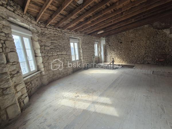 Au cœur de la cité médiévale de Dinan, sur la rue la plus commerçante et la plus prisée de la ville, découvrez cet ensemble immobilier de caractère réunissant un local commercial et un duplex à rénover. Une opportunité rare d'investir dans un emplacement premium, offrant à la fois des revenus locatifs immédiats et un important potentiel de valorisation.
Le rez-de-chaussée accueille un local commercial d'environ 36 m², bénéficiant d'une excellente visibilité grâce à son implantation sur l'artère commerçante la plus dynamique de Dinan. Actuellement loué dans le cadre d'un bail commercial de 9 ans, il génère un revenu annuel de 9 600 € HT. Le bail prévoit une révision triennale du loyer, permettant une évolution des revenus dans un secteur où la demande commerciale reste particulièrement forte.
À l'étage, un duplex de 74,07 m² entièrement à rénover révèle tout le charme de l'ancien avec ses volumes généreux, ses poutres apparentes et son authenticité. Ce bien offre de nombreuses possibilités d'aménagement pour créer un appartement de standing au cœur d'un environnement historique recherché.
Grâce à son emplacement exceptionnel dans une ville touristique de premier plan, ce logement présente également un fort potentiel de location saisonnière de type Airbnb (sous réserve des autorisations et de la réglementation en vigueur), permettant d'envisager une excellente rentabilité après rénovation.
Les atouts de ce bien
📍 Emplacement : situé sur la rue la plus commerçante de Dinan, avec un flux piéton important toute l'année.
🏢 Local commercial : bail 9 ans en cours, revenus locatifs immédiats et révision du loyer tous les trois ans.
🏡 Duplex : 74,07 m² à rénover, offrant un fort potentiel de valorisation et de belles possibilités d'aménagement.
📈 Investissement : combinaison idéale entre rendement locatif sécurisé et création de valeur patrimoniale.
🌟 Potentiel touristique : possibilité de développer une activité de location saisonnière dans l'un des secteurs les plus recherchés de Dinan (sous réserve de la réglementation en vigueur).
💼 Profil acquéreur : idéal pour un investisseur, un marchand de biens ou toute personne souhaitant constituer un patrimoine immobilier de qualité.
Une opportunité rare sur le marché dinannais, alliant emplacement d'exception, revenus immédiats et fort potentiel de développement.
Contactez-moi dès aujourd'hui pour organiser une visite.
PRIX: 334 000€ FAI