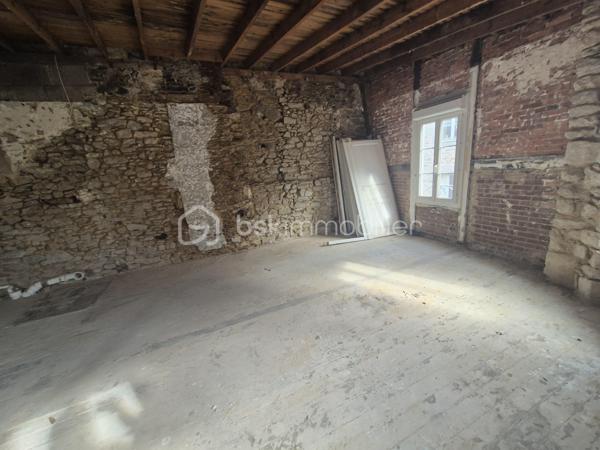 Au cœur de la cité médiévale de Dinan, sur la rue la plus commerçante et la plus prisée de la ville, découvrez cet ensemble immobilier de caractère réunissant un local commercial et un duplex à rénover. Une opportunité rare d'investir dans un emplacement premium, offrant à la fois des revenus locatifs immédiats et un important potentiel de valorisation.
Le rez-de-chaussée accueille un local commercial d'environ 36 m², bénéficiant d'une excellente visibilité grâce à son implantation sur l'artère commerçante la plus dynamique de Dinan. Actuellement loué dans le cadre d'un bail commercial de 9 ans, il génère un revenu annuel de 9 600 € HT. Le bail prévoit une révision triennale du loyer, permettant une évolution des revenus dans un secteur où la demande commerciale reste particulièrement forte.
À l'étage, un duplex de 74,07 m² entièrement à rénover révèle tout le charme de l'ancien avec ses volumes généreux, ses poutres apparentes et son authenticité. Ce bien offre de nombreuses possibilités d'aménagement pour créer un appartement de standing au cœur d'un environnement historique recherché.
Grâce à son emplacement exceptionnel dans une ville touristique de premier plan, ce logement présente également un fort potentiel de location saisonnière de type Airbnb (sous réserve des autorisations et de la réglementation en vigueur), permettant d'envisager une excellente rentabilité après rénovation.
Les atouts de ce bien
📍 Emplacement : situé sur la rue la plus commerçante de Dinan, avec un flux piéton important toute l'année.
🏢 Local commercial : bail 9 ans en cours, revenus locatifs immédiats et révision du loyer tous les trois ans.
🏡 Duplex : 74,07 m² à rénover, offrant un fort potentiel de valorisation et de belles possibilités d'aménagement.
📈 Investissement : combinaison idéale entre rendement locatif sécurisé et création de valeur patrimoniale.
🌟 Potentiel touristique : possibilité de développer une activité de location saisonnière dans l'un des secteurs les plus recherchés de Dinan (sous réserve de la réglementation en vigueur).
💼 Profil acquéreur : idéal pour un investisseur, un marchand de biens ou toute personne souhaitant constituer un patrimoine immobilier de qualité.
Une opportunité rare sur le marché dinannais, alliant emplacement d'exception, revenus immédiats et fort potentiel de développement.
Contactez-moi dès aujourd'hui pour organiser une visite.
PRIX: 334 000€ FAI