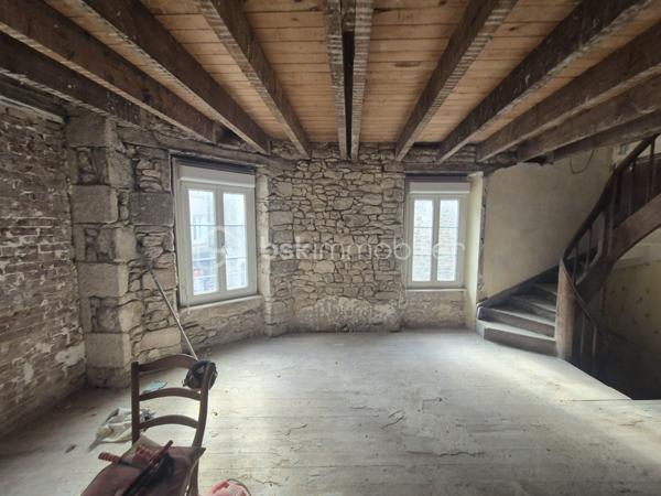Au cœur de la cité médiévale de Dinan, sur la rue la plus commerçante et la plus prisée de la ville, découvrez cet ensemble immobilier de caractère réunissant un local commercial et un duplex à rénover. Une opportunité rare d'investir dans un emplacement premium, offrant à la fois des revenus locatifs immédiats et un important potentiel de valorisation.
Le rez-de-chaussée accueille un local commercial d'environ 36 m², bénéficiant d'une excellente visibilité grâce à son implantation sur l'artère commerçante la plus dynamique de Dinan. Actuellement loué dans le cadre d'un bail commercial de 9 ans, il génère un revenu annuel de 9 600 € HT. Le bail prévoit une révision triennale du loyer, permettant une évolution des revenus dans un secteur où la demande commerciale reste particulièrement forte.
À l'étage, un duplex de 74,07 m² entièrement à rénover révèle tout le charme de l'ancien avec ses volumes généreux, ses poutres apparentes et son authenticité. Ce bien offre de nombreuses possibilités d'aménagement pour créer un appartement de standing au cœur d'un environnement historique recherché.
Grâce à son emplacement exceptionnel dans une ville touristique de premier plan, ce logement présente également un fort potentiel de location saisonnière de type Airbnb (sous réserve des autorisations et de la réglementation en vigueur), permettant d'envisager une excellente rentabilité après rénovation.
Les atouts de ce bien
📍 Emplacement : situé sur la rue la plus commerçante de Dinan, avec un flux piéton important toute l'année.
🏢 Local commercial : bail 9 ans en cours, revenus locatifs immédiats et révision du loyer tous les trois ans.
🏡 Duplex : 74,07 m² à rénover, offrant un fort potentiel de valorisation et de belles possibilités d'aménagement.
📈 Investissement : combinaison idéale entre rendement locatif sécurisé et création de valeur patrimoniale.
🌟 Potentiel touristique : possibilité de développer une activité de location saisonnière dans l'un des secteurs les plus recherchés de Dinan (sous réserve de la réglementation en vigueur).
💼 Profil acquéreur : idéal pour un investisseur, un marchand de biens ou toute personne souhaitant constituer un patrimoine immobilier de qualité.
Une opportunité rare sur le marché dinannais, alliant emplacement d'exception, revenus immédiats et fort potentiel de développement.
Contactez-moi dès aujourd'hui pour organiser une visite.
PRIX: 334 000€ FAI