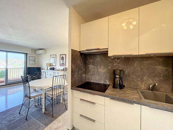 COUP DE COEUR ! Beau 2 pièces de 44m² avec parking. Plage et commerces à pied !