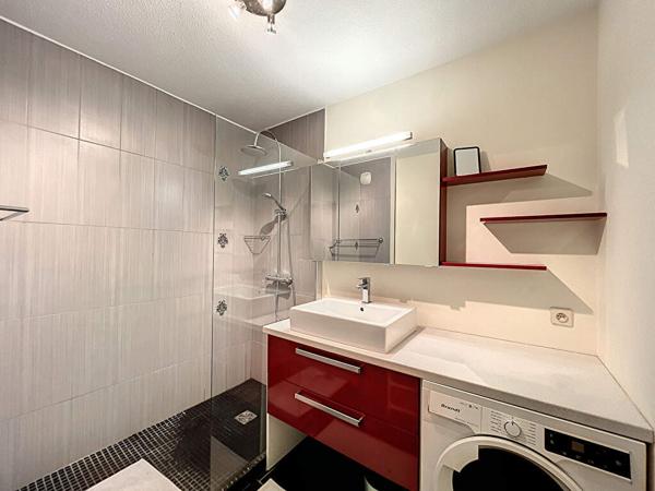 COUP DE COEUR ! Beau 2 pièces de 44m² avec parking. Plage et commerces à pied !