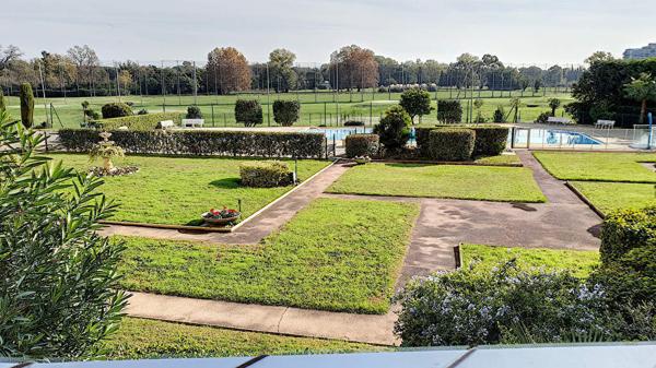 COUP DE COEUR ! Beau 2 pièces de 44m² avec parking. Plage et commerces à pied !