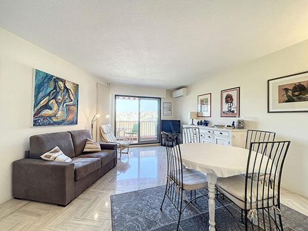 COUP DE COEUR ! Beau 2 pièces de 44m² avec parking. Plage et commerces à pied !