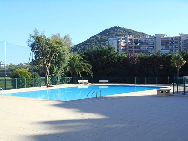 COUP DE COEUR ! Beau 2 pièces de 44m² avec parking. Plage et commerces à pied !