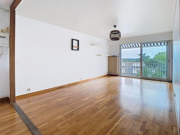 Une vue exceptionnel, le calme ,les proximités...