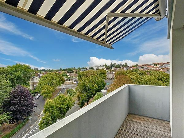 Une vue exceptionnel, le calme ,les proximités...