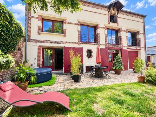 Maison
         6 pièces
        - 197 m² 385 000 € *