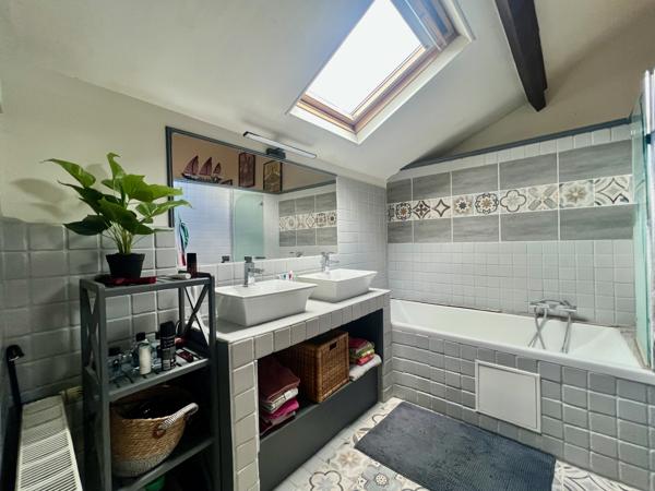 Maison
         6 pièces
        - 197 m² 385 000 € *