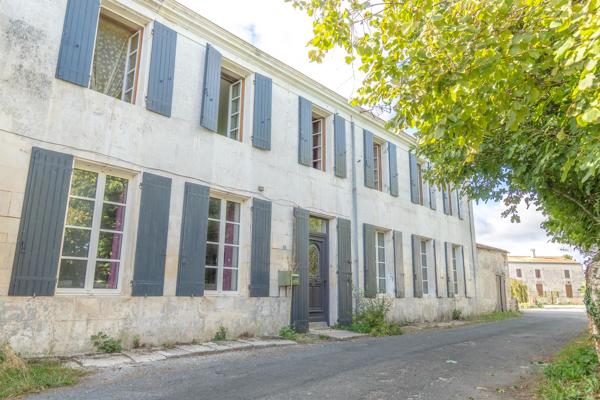 Longère à fort potentiel avec grandes dépendances