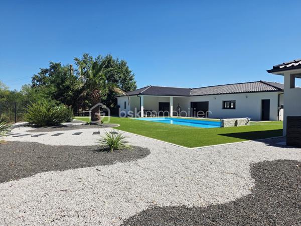 🏡 VILLA CONTEMPORAINE DE PLAIN-PIED – PISCINE – DOUBLE GARAGE – 4 CHAMBRES

Située sur la commune de Castelsarrasin, à seulement 9 minutes du centre-ville et de ses commerces, découvrez cette belle villa contemporaine de plain-pied, nichée dans un environnement calme et préservé.

🌿 Un véritable havre de paix

Entièrement clôturée et accessible par un portail électrique, la propriété offre un cadre de vie privilégié, pensé aussi bien pour le confort quotidien que pour les moments de convivialité.

✨ Des espaces intérieurs lumineux et fonctionnels

La villa s'articule autour d'une grande pièce de vie avec cuisine ouverte entièrement équipée. Le salon bénéficie d'une baie vitrée à galandage, permettant une ouverture généreuse sur l'extérieur et une belle continuité entre les espaces de vie et la terrasse.

Vous profiterez également d'un grand cellier ainsi que d'un double garage avec portes motorisées.

🛏️ Côté nuit

La maison dispose de 4 chambres, dont 2 suites parentales : • une première suite avec dressing
• une seconde suite avec placard de rangement

Une spacieuse salle de bain complète cet espace, équipée d'une douche à l'italienne, d'une double vasque et d'une baignoire, alliant confort et fonctionnalité.

WC indépendant.

Pour un confort optimal en toute saison, la villa est équipée d'une pompe à chaleur avec système gainable.

☀️ Des extérieurs pensés pour profiter pleinement des beaux jours

Les extérieurs offrent de véritables espaces de détente et de réception avec une terrasse couverte, une cuisine d'été, une piscine au chlore, un agréable espace détente ainsi qu'un terrain de pétanque.

Une propriété contemporaine aux prestations complètes, idéale pour celles et ceux qui recherchent calme, confort et convivialité, tout en restant à proximité immédiate des commodités de Castelsarrasin.

📍 Castelsarrasin – Centre-ville et commerces à seulement 9 minutes

📞 Contactez-moi pour davantage d'informations ou pour organiser une visite.