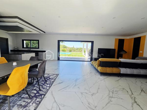 🏡 VILLA CONTEMPORAINE DE PLAIN-PIED – PISCINE – DOUBLE GARAGE – 4 CHAMBRES

Située sur la commune de Castelsarrasin, à seulement 9 minutes du centre-ville et de ses commerces, découvrez cette belle villa contemporaine de plain-pied, nichée dans un environnement calme et préservé.

🌿 Un véritable havre de paix

Entièrement clôturée et accessible par un portail électrique, la propriété offre un cadre de vie privilégié, pensé aussi bien pour le confort quotidien que pour les moments de convivialité.

✨ Des espaces intérieurs lumineux et fonctionnels

La villa s'articule autour d'une grande pièce de vie avec cuisine ouverte entièrement équipée. Le salon bénéficie d'une baie vitrée à galandage, permettant une ouverture généreuse sur l'extérieur et une belle continuité entre les espaces de vie et la terrasse.

Vous profiterez également d'un grand cellier ainsi que d'un double garage avec portes motorisées.

🛏️ Côté nuit

La maison dispose de 4 chambres, dont 2 suites parentales : • une première suite avec dressing
• une seconde suite avec placard de rangement

Une spacieuse salle de bain complète cet espace, équipée d'une douche à l'italienne, d'une double vasque et d'une baignoire, alliant confort et fonctionnalité.

WC indépendant.

Pour un confort optimal en toute saison, la villa est équipée d'une pompe à chaleur avec système gainable.

☀️ Des extérieurs pensés pour profiter pleinement des beaux jours

Les extérieurs offrent de véritables espaces de détente et de réception avec une terrasse couverte, une cuisine d'été, une piscine au chlore, un agréable espace détente ainsi qu'un terrain de pétanque.

Une propriété contemporaine aux prestations complètes, idéale pour celles et ceux qui recherchent calme, confort et convivialité, tout en restant à proximité immédiate des commodités de Castelsarrasin.

📍 Castelsarrasin – Centre-ville et commerces à seulement 9 minutes

📞 Contactez-moi pour davantage d'informations ou pour organiser une visite.