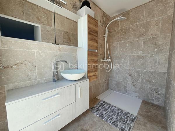 🏡 VILLA CONTEMPORAINE DE PLAIN-PIED – PISCINE – DOUBLE GARAGE – 4 CHAMBRES

Située sur la commune de Castelsarrasin, à seulement 9 minutes du centre-ville et de ses commerces, découvrez cette belle villa contemporaine de plain-pied, nichée dans un environnement calme et préservé.

🌿 Un véritable havre de paix

Entièrement clôturée et accessible par un portail électrique, la propriété offre un cadre de vie privilégié, pensé aussi bien pour le confort quotidien que pour les moments de convivialité.

✨ Des espaces intérieurs lumineux et fonctionnels

La villa s'articule autour d'une grande pièce de vie avec cuisine ouverte entièrement équipée. Le salon bénéficie d'une baie vitrée à galandage, permettant une ouverture généreuse sur l'extérieur et une belle continuité entre les espaces de vie et la terrasse.

Vous profiterez également d'un grand cellier ainsi que d'un double garage avec portes motorisées.

🛏️ Côté nuit

La maison dispose de 4 chambres, dont 2 suites parentales : • une première suite avec dressing
• une seconde suite avec placard de rangement

Une spacieuse salle de bain complète cet espace, équipée d'une douche à l'italienne, d'une double vasque et d'une baignoire, alliant confort et fonctionnalité.

WC indépendant.

Pour un confort optimal en toute saison, la villa est équipée d'une pompe à chaleur avec système gainable.

☀️ Des extérieurs pensés pour profiter pleinement des beaux jours

Les extérieurs offrent de véritables espaces de détente et de réception avec une terrasse couverte, une cuisine d'été, une piscine au chlore, un agréable espace détente ainsi qu'un terrain de pétanque.

Une propriété contemporaine aux prestations complètes, idéale pour celles et ceux qui recherchent calme, confort et convivialité, tout en restant à proximité immédiate des commodités de Castelsarrasin.

📍 Castelsarrasin – Centre-ville et commerces à seulement 9 minutes

📞 Contactez-moi pour davantage d'informations ou pour organiser une visite.
