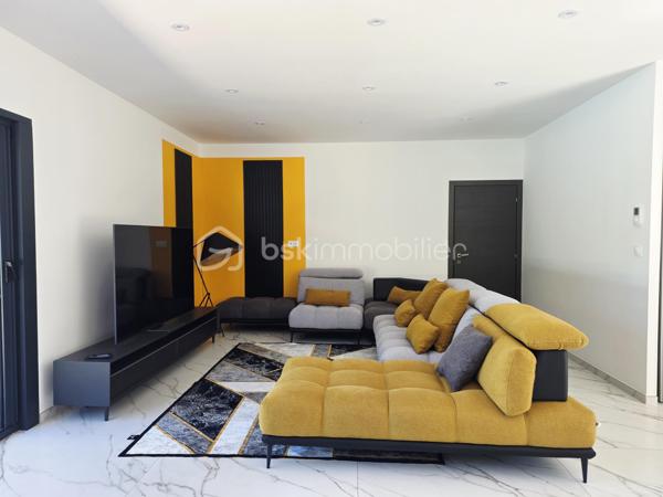 🏡 VILLA CONTEMPORAINE DE PLAIN-PIED – PISCINE – DOUBLE GARAGE – 4 CHAMBRES

Située sur la commune de Castelsarrasin, à seulement 9 minutes du centre-ville et de ses commerces, découvrez cette belle villa contemporaine de plain-pied, nichée dans un environnement calme et préservé.

🌿 Un véritable havre de paix

Entièrement clôturée et accessible par un portail électrique, la propriété offre un cadre de vie privilégié, pensé aussi bien pour le confort quotidien que pour les moments de convivialité.

✨ Des espaces intérieurs lumineux et fonctionnels

La villa s'articule autour d'une grande pièce de vie avec cuisine ouverte entièrement équipée. Le salon bénéficie d'une baie vitrée à galandage, permettant une ouverture généreuse sur l'extérieur et une belle continuité entre les espaces de vie et la terrasse.

Vous profiterez également d'un grand cellier ainsi que d'un double garage avec portes motorisées.

🛏️ Côté nuit

La maison dispose de 4 chambres, dont 2 suites parentales : • une première suite avec dressing
• une seconde suite avec placard de rangement

Une spacieuse salle de bain complète cet espace, équipée d'une douche à l'italienne, d'une double vasque et d'une baignoire, alliant confort et fonctionnalité.

WC indépendant.

Pour un confort optimal en toute saison, la villa est équipée d'une pompe à chaleur avec système gainable.

☀️ Des extérieurs pensés pour profiter pleinement des beaux jours

Les extérieurs offrent de véritables espaces de détente et de réception avec une terrasse couverte, une cuisine d'été, une piscine au chlore, un agréable espace détente ainsi qu'un terrain de pétanque.

Une propriété contemporaine aux prestations complètes, idéale pour celles et ceux qui recherchent calme, confort et convivialité, tout en restant à proximité immédiate des commodités de Castelsarrasin.

📍 Castelsarrasin – Centre-ville et commerces à seulement 9 minutes

📞 Contactez-moi pour davantage d'informations ou pour organiser une visite.