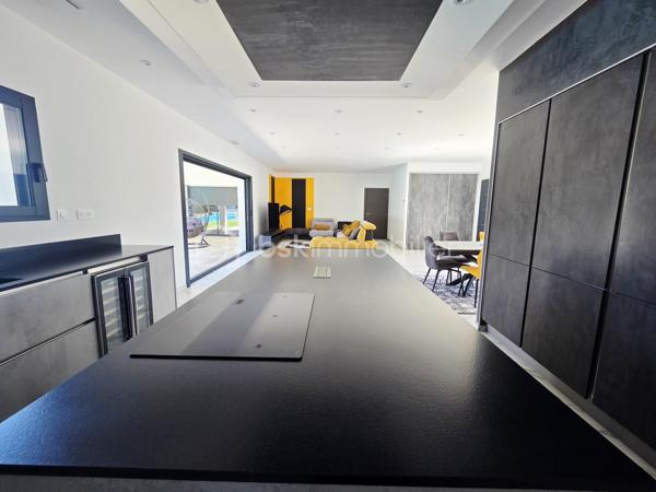 🏡 VILLA CONTEMPORAINE DE PLAIN-PIED – PISCINE – DOUBLE GARAGE – 4 CHAMBRES

Située sur la commune de Castelsarrasin, à seulement 9 minutes du centre-ville et de ses commerces, découvrez cette belle villa contemporaine de plain-pied, nichée dans un environnement calme et préservé.

🌿 Un véritable havre de paix

Entièrement clôturée et accessible par un portail électrique, la propriété offre un cadre de vie privilégié, pensé aussi bien pour le confort quotidien que pour les moments de convivialité.

✨ Des espaces intérieurs lumineux et fonctionnels

La villa s'articule autour d'une grande pièce de vie avec cuisine ouverte entièrement équipée. Le salon bénéficie d'une baie vitrée à galandage, permettant une ouverture généreuse sur l'extérieur et une belle continuité entre les espaces de vie et la terrasse.

Vous profiterez également d'un grand cellier ainsi que d'un double garage avec portes motorisées.

🛏️ Côté nuit

La maison dispose de 4 chambres, dont 2 suites parentales : • une première suite avec dressing
• une seconde suite avec placard de rangement

Une spacieuse salle de bain complète cet espace, équipée d'une douche à l'italienne, d'une double vasque et d'une baignoire, alliant confort et fonctionnalité.

WC indépendant.

Pour un confort optimal en toute saison, la villa est équipée d'une pompe à chaleur avec système gainable.

☀️ Des extérieurs pensés pour profiter pleinement des beaux jours

Les extérieurs offrent de véritables espaces de détente et de réception avec une terrasse couverte, une cuisine d'été, une piscine au chlore, un agréable espace détente ainsi qu'un terrain de pétanque.

Une propriété contemporaine aux prestations complètes, idéale pour celles et ceux qui recherchent calme, confort et convivialité, tout en restant à proximité immédiate des commodités de Castelsarrasin.

📍 Castelsarrasin – Centre-ville et commerces à seulement 9 minutes

📞 Contactez-moi pour davantage d'informations ou pour organiser une visite.