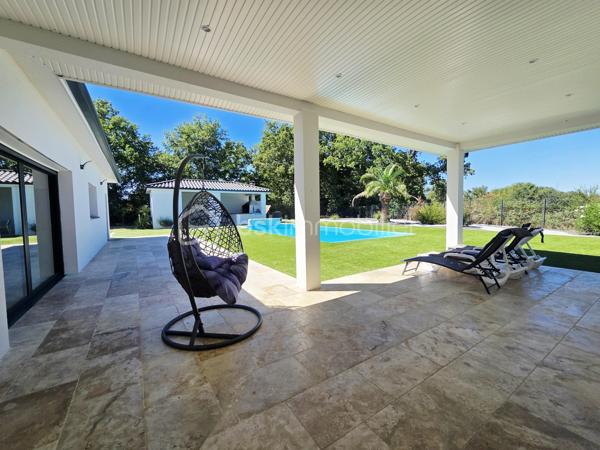 🏡 VILLA CONTEMPORAINE DE PLAIN-PIED – PISCINE – DOUBLE GARAGE – 4 CHAMBRES

Située sur la commune de Castelsarrasin, à seulement 9 minutes du centre-ville et de ses commerces, découvrez cette belle villa contemporaine de plain-pied, nichée dans un environnement calme et préservé.

🌿 Un véritable havre de paix

Entièrement clôturée et accessible par un portail électrique, la propriété offre un cadre de vie privilégié, pensé aussi bien pour le confort quotidien que pour les moments de convivialité.

✨ Des espaces intérieurs lumineux et fonctionnels

La villa s'articule autour d'une grande pièce de vie avec cuisine ouverte entièrement équipée. Le salon bénéficie d'une baie vitrée à galandage, permettant une ouverture généreuse sur l'extérieur et une belle continuité entre les espaces de vie et la terrasse.

Vous profiterez également d'un grand cellier ainsi que d'un double garage avec portes motorisées.

🛏️ Côté nuit

La maison dispose de 4 chambres, dont 2 suites parentales : • une première suite avec dressing
• une seconde suite avec placard de rangement

Une spacieuse salle de bain complète cet espace, équipée d'une douche à l'italienne, d'une double vasque et d'une baignoire, alliant confort et fonctionnalité.

WC indépendant.

Pour un confort optimal en toute saison, la villa est équipée d'une pompe à chaleur avec système gainable.

☀️ Des extérieurs pensés pour profiter pleinement des beaux jours

Les extérieurs offrent de véritables espaces de détente et de réception avec une terrasse couverte, une cuisine d'été, une piscine au chlore, un agréable espace détente ainsi qu'un terrain de pétanque.

Une propriété contemporaine aux prestations complètes, idéale pour celles et ceux qui recherchent calme, confort et convivialité, tout en restant à proximité immédiate des commodités de Castelsarrasin.

📍 Castelsarrasin – Centre-ville et commerces à seulement 9 minutes

📞 Contactez-moi pour davantage d'informations ou pour organiser une visite.