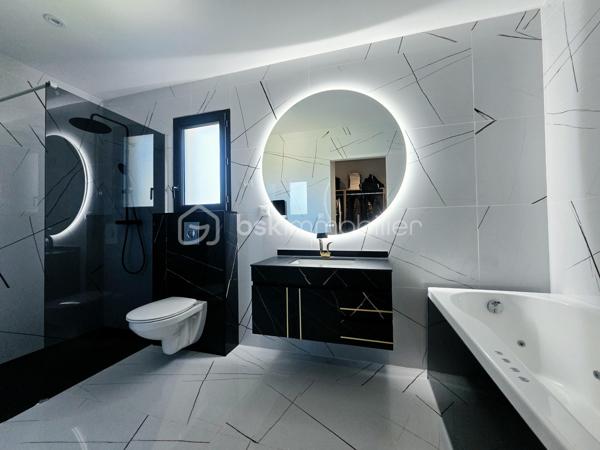 🏡 VILLA CONTEMPORAINE DE PLAIN-PIED – PISCINE – DOUBLE GARAGE – 4 CHAMBRES

Située sur la commune de Castelsarrasin, à seulement 9 minutes du centre-ville et de ses commerces, découvrez cette belle villa contemporaine de plain-pied, nichée dans un environnement calme et préservé.

🌿 Un véritable havre de paix

Entièrement clôturée et accessible par un portail électrique, la propriété offre un cadre de vie privilégié, pensé aussi bien pour le confort quotidien que pour les moments de convivialité.

✨ Des espaces intérieurs lumineux et fonctionnels

La villa s'articule autour d'une grande pièce de vie avec cuisine ouverte entièrement équipée. Le salon bénéficie d'une baie vitrée à galandage, permettant une ouverture généreuse sur l'extérieur et une belle continuité entre les espaces de vie et la terrasse.

Vous profiterez également d'un grand cellier ainsi que d'un double garage avec portes motorisées.

🛏️ Côté nuit

La maison dispose de 4 chambres, dont 2 suites parentales : • une première suite avec dressing
• une seconde suite avec placard de rangement

Une spacieuse salle de bain complète cet espace, équipée d'une douche à l'italienne, d'une double vasque et d'une baignoire, alliant confort et fonctionnalité.

WC indépendant.

Pour un confort optimal en toute saison, la villa est équipée d'une pompe à chaleur avec système gainable.

☀️ Des extérieurs pensés pour profiter pleinement des beaux jours

Les extérieurs offrent de véritables espaces de détente et de réception avec une terrasse couverte, une cuisine d'été, une piscine au chlore, un agréable espace détente ainsi qu'un terrain de pétanque.

Une propriété contemporaine aux prestations complètes, idéale pour celles et ceux qui recherchent calme, confort et convivialité, tout en restant à proximité immédiate des commodités de Castelsarrasin.

📍 Castelsarrasin – Centre-ville et commerces à seulement 9 minutes

📞 Contactez-moi pour davantage d'informations ou pour organiser une visite.