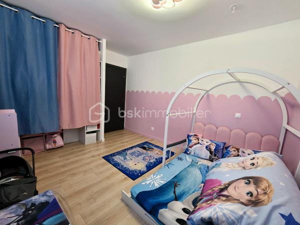 🏡 VILLA CONTEMPORAINE DE PLAIN-PIED – PISCINE – DOUBLE GARAGE – 4 CHAMBRES

Située sur la commune de Castelsarrasin, à seulement 9 minutes du centre-ville et de ses commerces, découvrez cette belle villa contemporaine de plain-pied, nichée dans un environnement calme et préservé.

🌿 Un véritable havre de paix

Entièrement clôturée et accessible par un portail électrique, la propriété offre un cadre de vie privilégié, pensé aussi bien pour le confort quotidien que pour les moments de convivialité.

✨ Des espaces intérieurs lumineux et fonctionnels

La villa s'articule autour d'une grande pièce de vie avec cuisine ouverte entièrement équipée. Le salon bénéficie d'une baie vitrée à galandage, permettant une ouverture généreuse sur l'extérieur et une belle continuité entre les espaces de vie et la terrasse.

Vous profiterez également d'un grand cellier ainsi que d'un double garage avec portes motorisées.

🛏️ Côté nuit

La maison dispose de 4 chambres, dont 2 suites parentales : • une première suite avec dressing
• une seconde suite avec placard de rangement

Une spacieuse salle de bain complète cet espace, équipée d'une douche à l'italienne, d'une double vasque et d'une baignoire, alliant confort et fonctionnalité.

WC indépendant.

Pour un confort optimal en toute saison, la villa est équipée d'une pompe à chaleur avec système gainable.

☀️ Des extérieurs pensés pour profiter pleinement des beaux jours

Les extérieurs offrent de véritables espaces de détente et de réception avec une terrasse couverte, une cuisine d'été, une piscine au chlore, un agréable espace détente ainsi qu'un terrain de pétanque.

Une propriété contemporaine aux prestations complètes, idéale pour celles et ceux qui recherchent calme, confort et convivialité, tout en restant à proximité immédiate des commodités de Castelsarrasin.

📍 Castelsarrasin – Centre-ville et commerces à seulement 9 minutes

📞 Contactez-moi pour davantage d'informations ou pour organiser une visite.