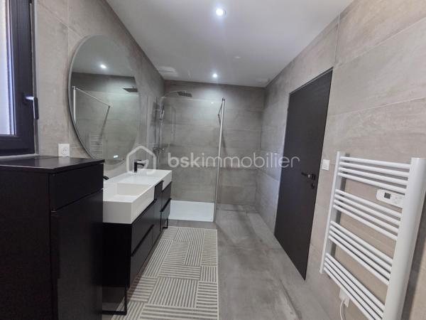 🏡 VILLA CONTEMPORAINE DE PLAIN-PIED – PISCINE – DOUBLE GARAGE – 4 CHAMBRES

Située sur la commune de Castelsarrasin, à seulement 9 minutes du centre-ville et de ses commerces, découvrez cette belle villa contemporaine de plain-pied, nichée dans un environnement calme et préservé.

🌿 Un véritable havre de paix

Entièrement clôturée et accessible par un portail électrique, la propriété offre un cadre de vie privilégié, pensé aussi bien pour le confort quotidien que pour les moments de convivialité.

✨ Des espaces intérieurs lumineux et fonctionnels

La villa s'articule autour d'une grande pièce de vie avec cuisine ouverte entièrement équipée. Le salon bénéficie d'une baie vitrée à galandage, permettant une ouverture généreuse sur l'extérieur et une belle continuité entre les espaces de vie et la terrasse.

Vous profiterez également d'un grand cellier ainsi que d'un double garage avec portes motorisées.

🛏️ Côté nuit

La maison dispose de 4 chambres, dont 2 suites parentales : • une première suite avec dressing
• une seconde suite avec placard de rangement

Une spacieuse salle de bain complète cet espace, équipée d'une douche à l'italienne, d'une double vasque et d'une baignoire, alliant confort et fonctionnalité.

WC indépendant.

Pour un confort optimal en toute saison, la villa est équipée d'une pompe à chaleur avec système gainable.

☀️ Des extérieurs pensés pour profiter pleinement des beaux jours

Les extérieurs offrent de véritables espaces de détente et de réception avec une terrasse couverte, une cuisine d'été, une piscine au chlore, un agréable espace détente ainsi qu'un terrain de pétanque.

Une propriété contemporaine aux prestations complètes, idéale pour celles et ceux qui recherchent calme, confort et convivialité, tout en restant à proximité immédiate des commodités de Castelsarrasin.

📍 Castelsarrasin – Centre-ville et commerces à seulement 9 minutes

📞 Contactez-moi pour davantage d'informations ou pour organiser une visite.